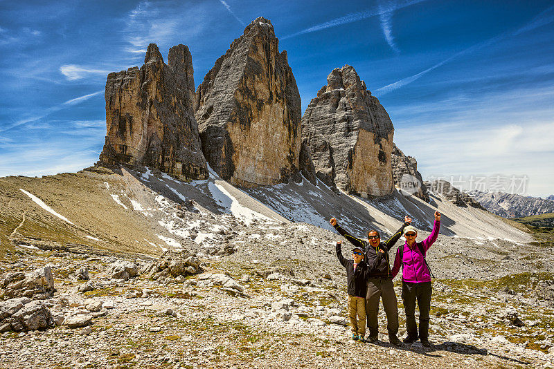 一家人在特伦蒂诺Dolomites的Tre cme di lavaredo徒步旅行